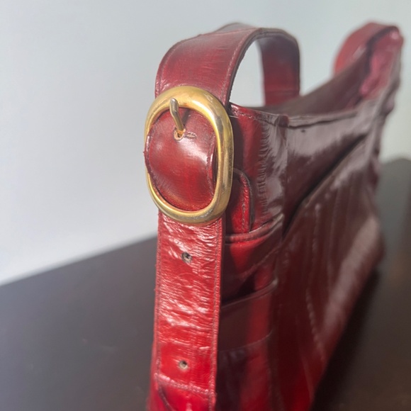 Elegant Red Leather Shoulder Bag - Picture 2 of 8